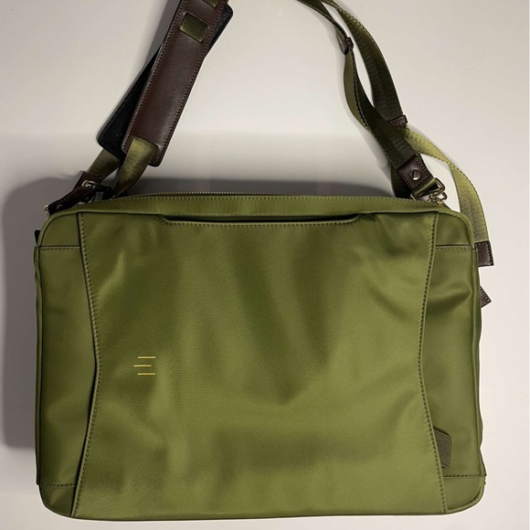 La Mansio olive green shoulder bag/backpack/versatile NWT - Picture 6 of 16